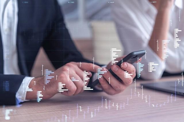 黄金价格高位震荡 美联储降息与避险情绪的博弈